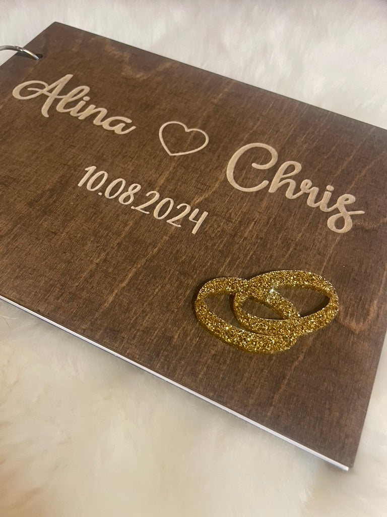 Gjestebok med glitter hjerter/ringer