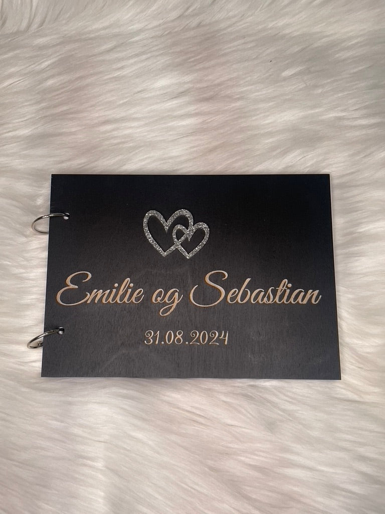 Gjestebok med glitter hjerter