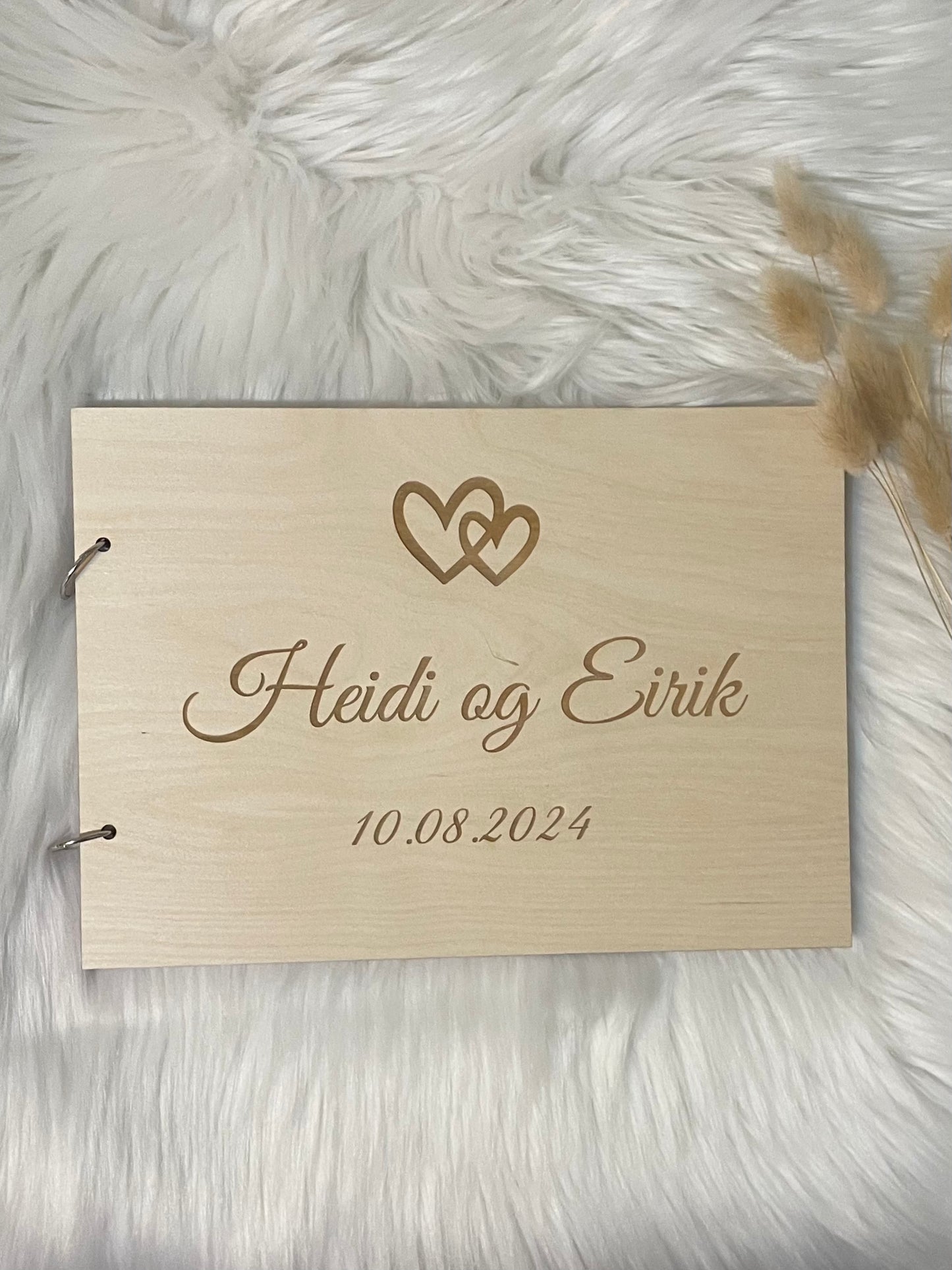 Gjestebok med gravert hjerter