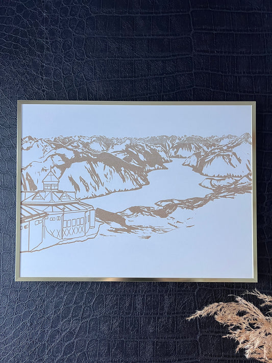 Trebilde 40×30 cm med lasergravert motiv av Paviljong Roalden på Strandafjellet og panoramautsikt mot Geirangerfjorden.