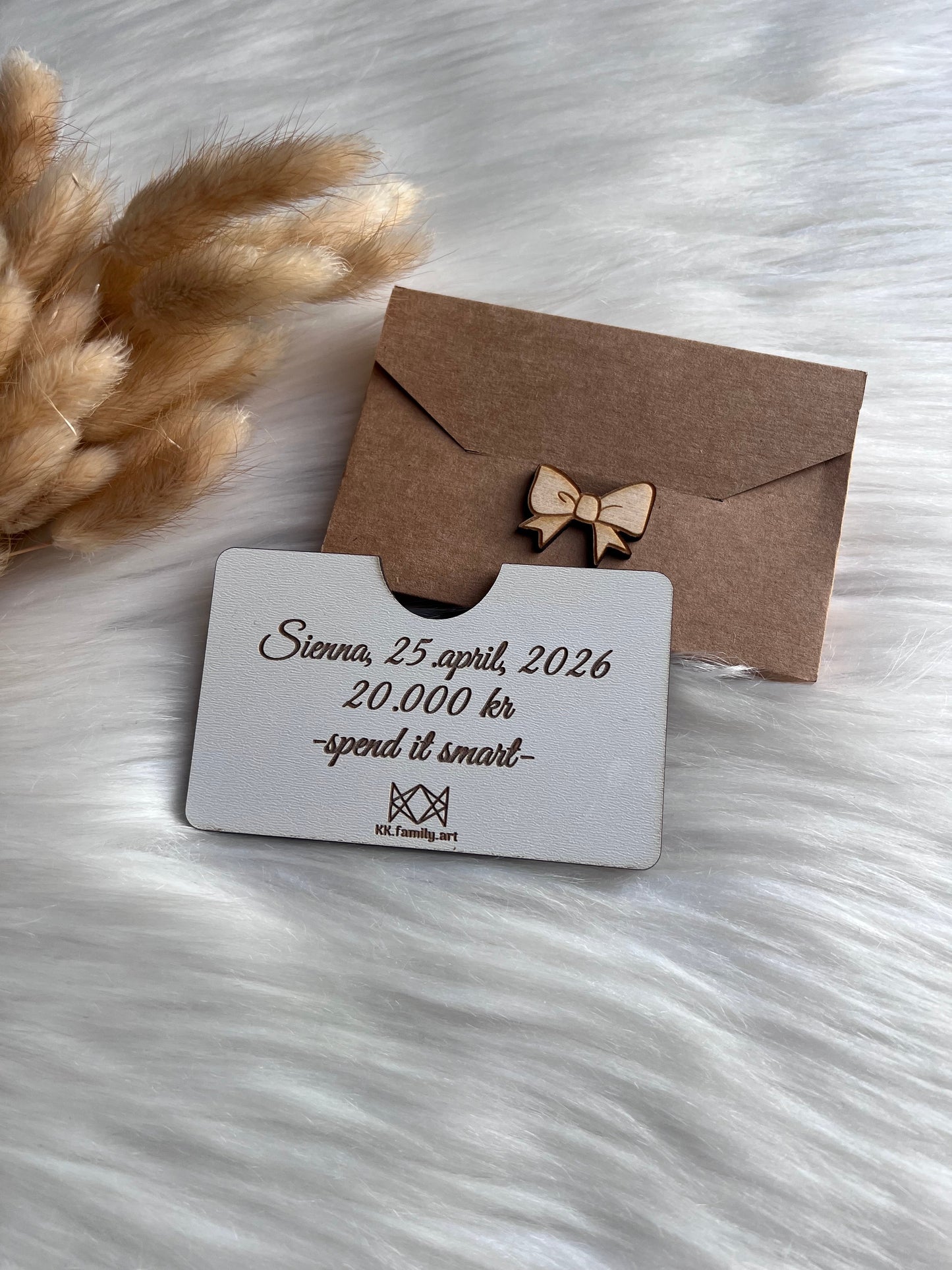 Håndlaget tre-etui KONFIRMANTEN med 20 000 kr gavekort i brun konvolutt og trebue