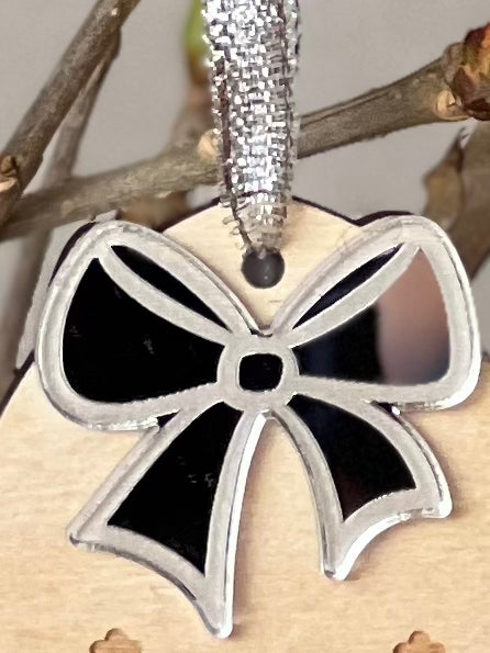 Personlig PÅSKEPYNT – egg med sløyfe og navn