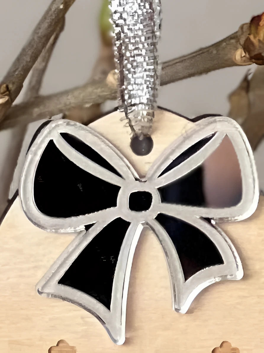 Personlig PÅSKEPYNT – egg med sløyfe og navn KK FAMILY ART