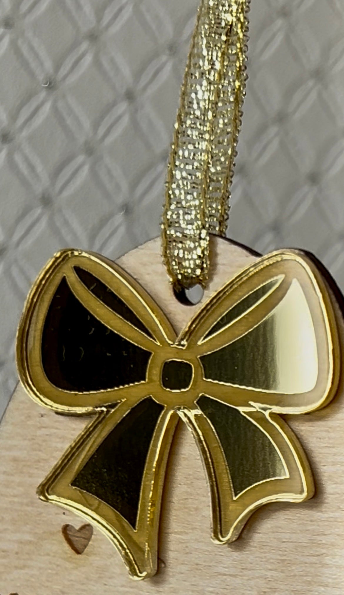 PÅSKEPYNT – egg med sløyfe GOD PÅSKE KK FAMILY ART