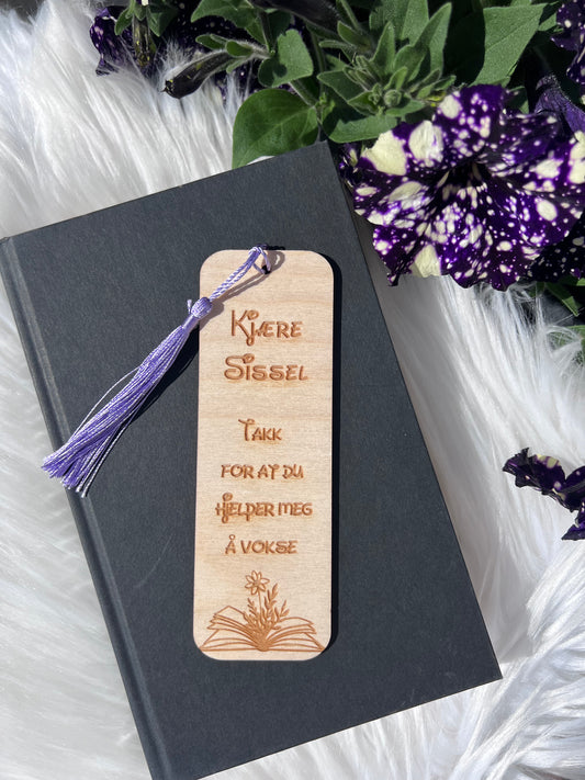 Personlig bokmerke til lærer – gravert i tre