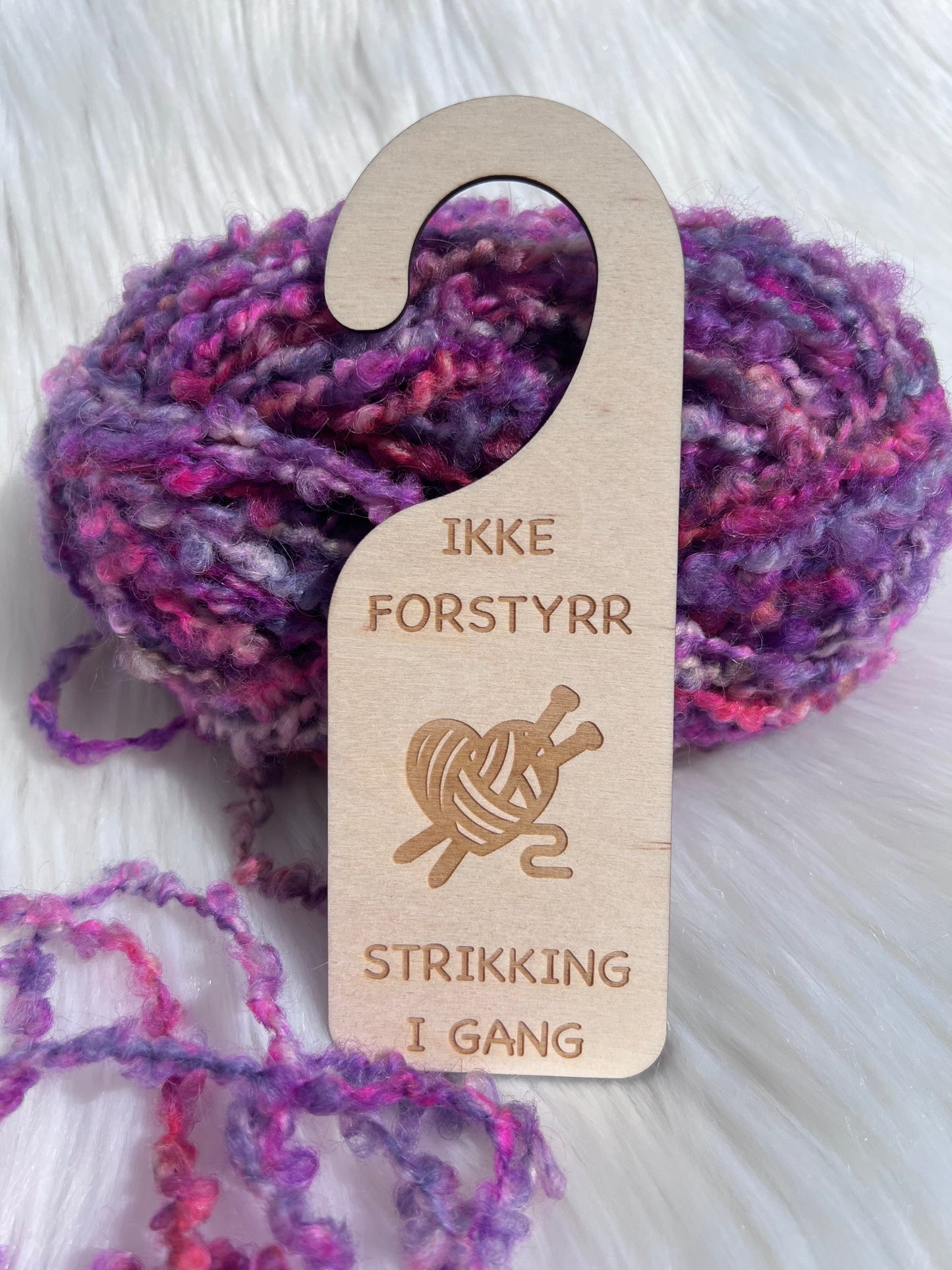 Skilt "IKKE FORSTYRR - STRIKKING I GANG" KK FAMILY ART