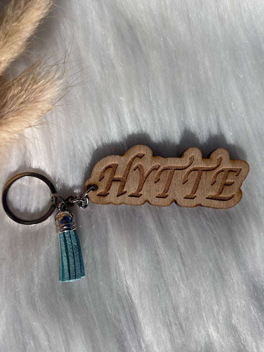 Nøkkelring i tre med gravering – "HYTTE"