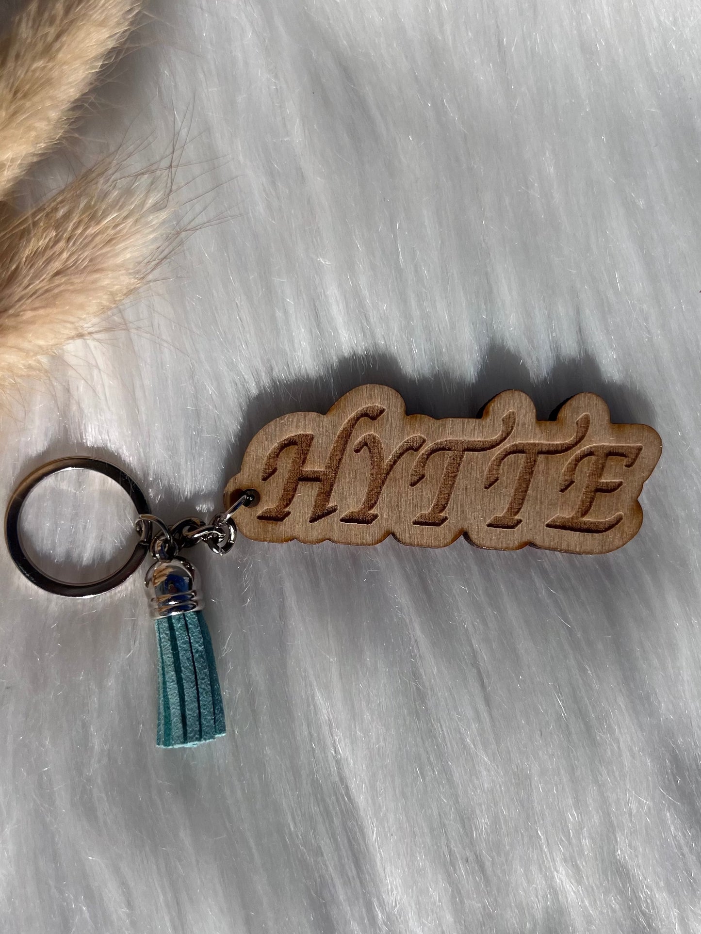 Nøkkelring i tre med gravering – "HYTTE" KK FAMILY ART