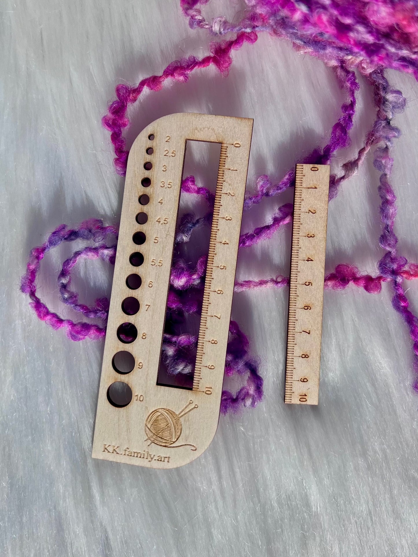 Strikkepinnemåler med linjal i tre KK FAMILY ART