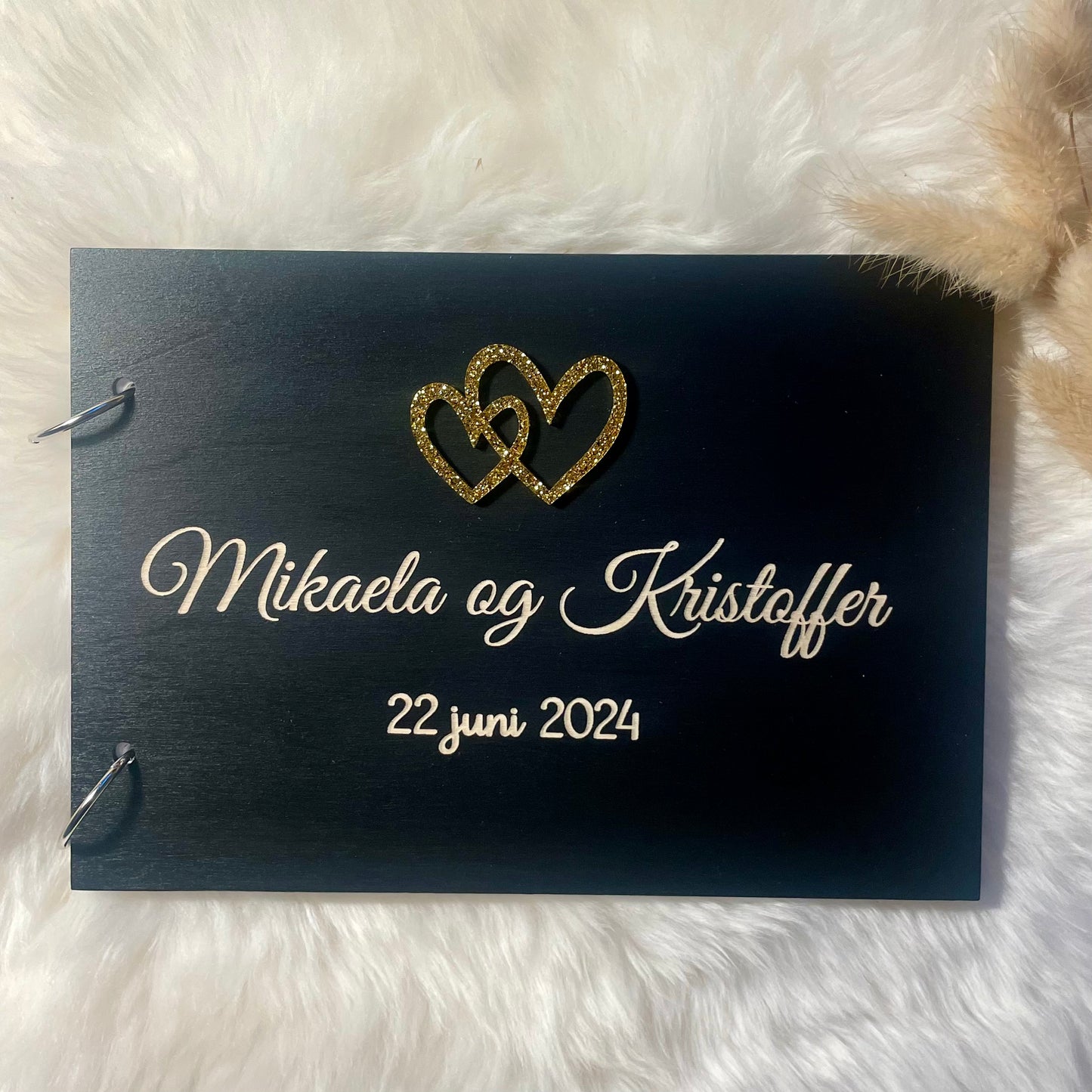 Gjestebok med glitter hjerter