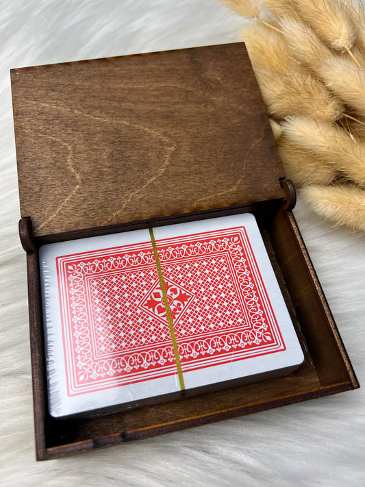 Håndlaget treboks med spillkort STRANDA KK FAMILY ART