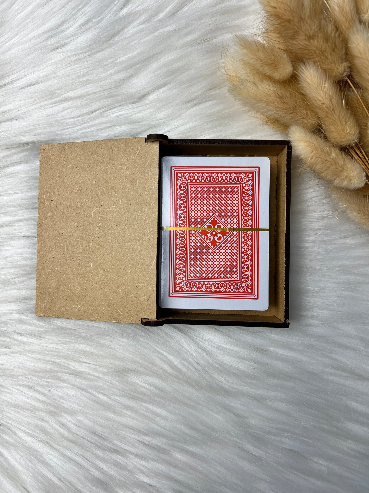 Håndlaget treboks med spillkort (d2)