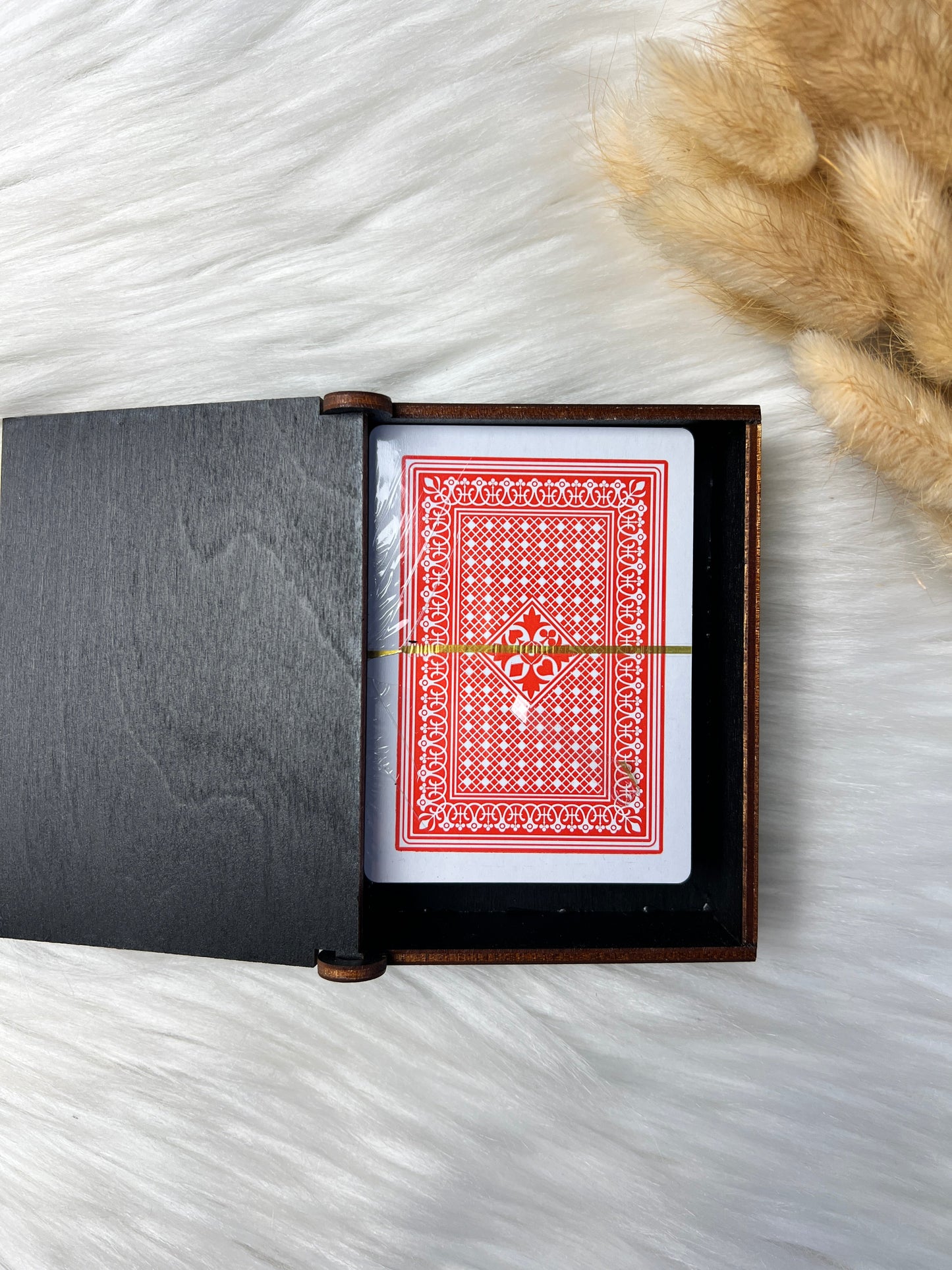 Håndlaget treboks med spillkort (d1) KK FAMILY ART