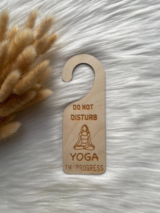 Skilt Do Not Disturb – Yoga in Progress KK FAMILY ART