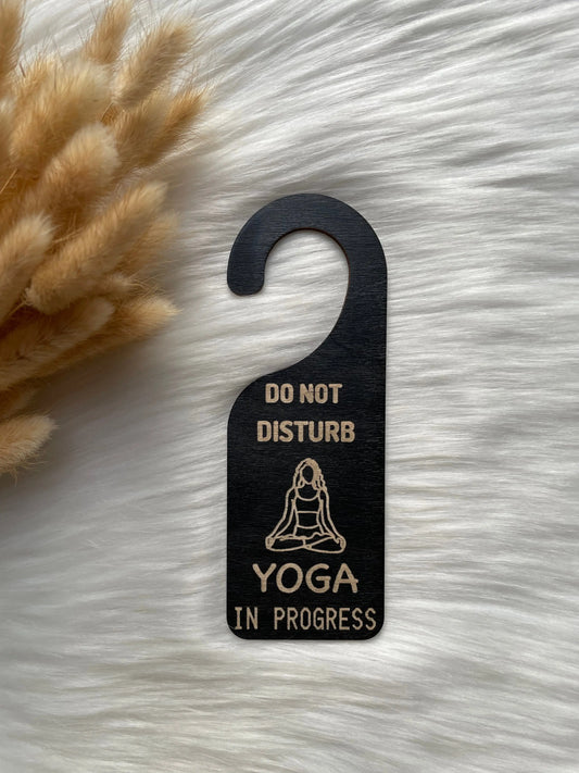 Skilt Do Not Disturb – Yoga in Progress KK FAMILY ART