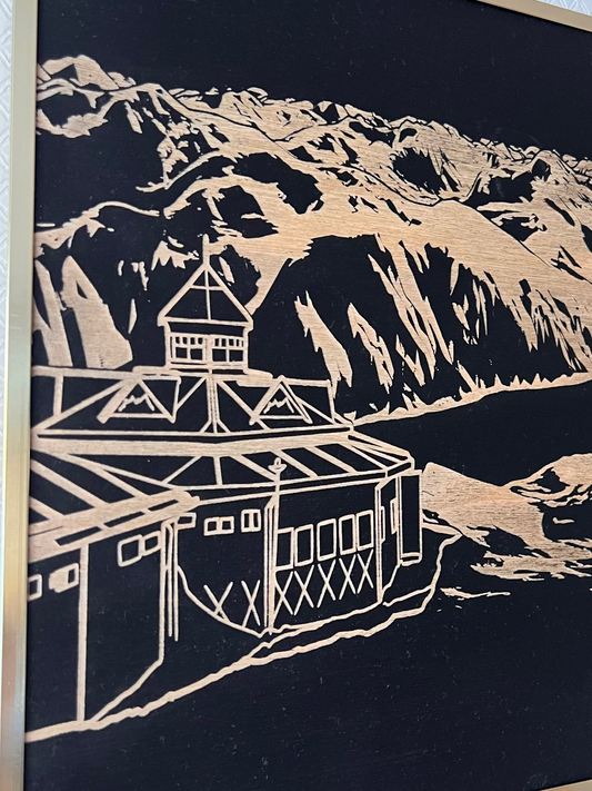 Lasergravert trebildet av Paviljong Roalden med utsikt over Storfjorden og Sunnmørsalpane, i gyllen aluminiumsramme.