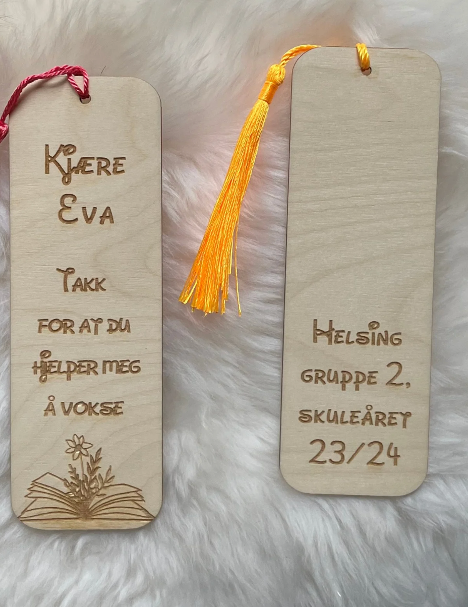 Personlig bokmerke til lærer – gravert i tre KK FAMILY ART