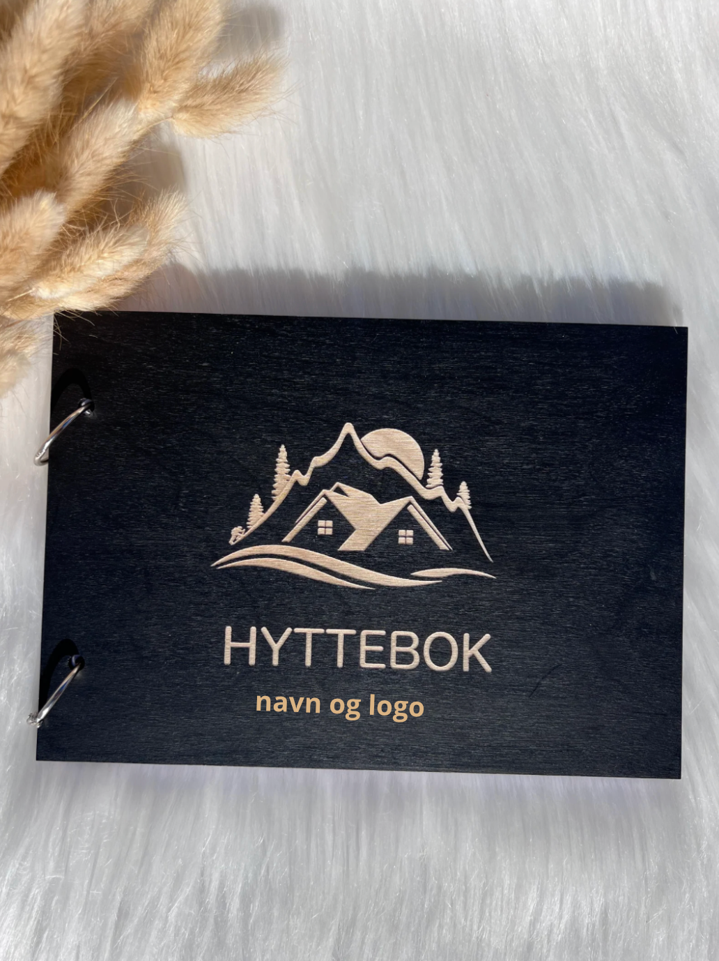 Eksklusiv hyttebok med navn og logo (d2)