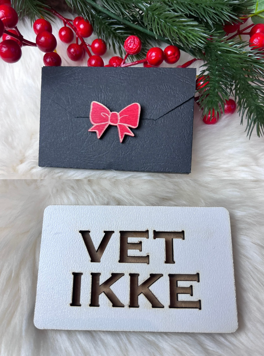 Håndlaget tre-etui for gavekort eller kontant VET IKKE KK FAMILY ART