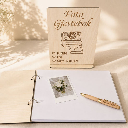 Gjestebokbord med personlig trepenn, skilt og foto-gjestebok arrangert til en feiring
