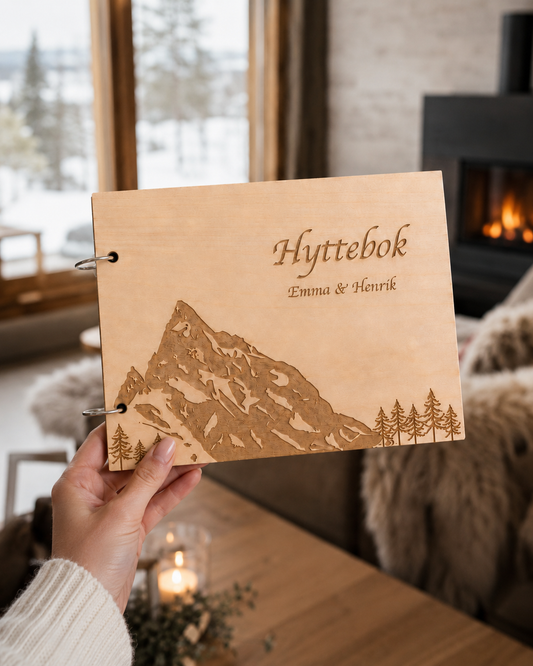 Hyttebok Slogen på hyttebord med nordisk fjellmotiv