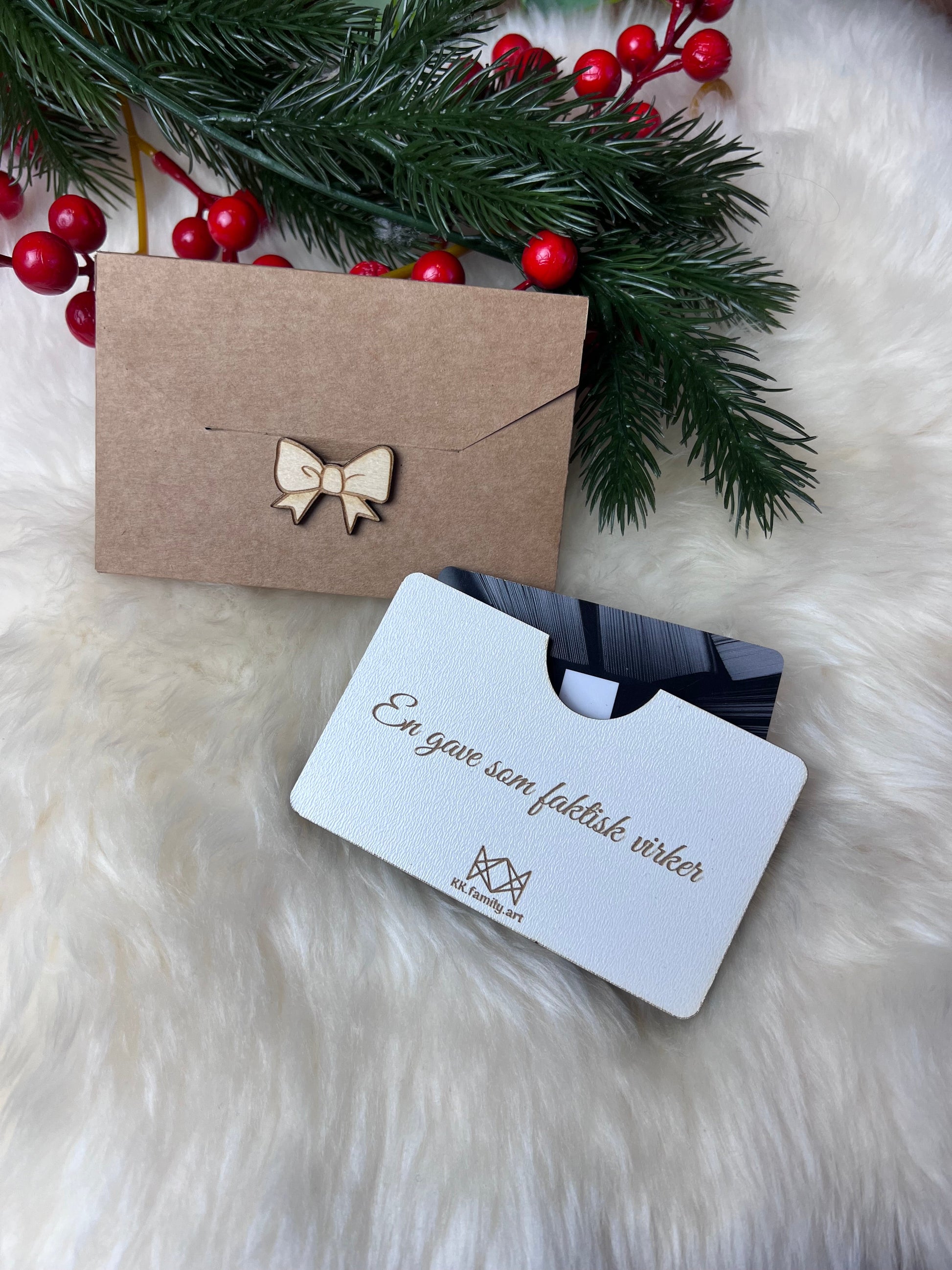 Håndlaget tre-etui for gavekort eller kontant GOD JUL KK FAMILY ART