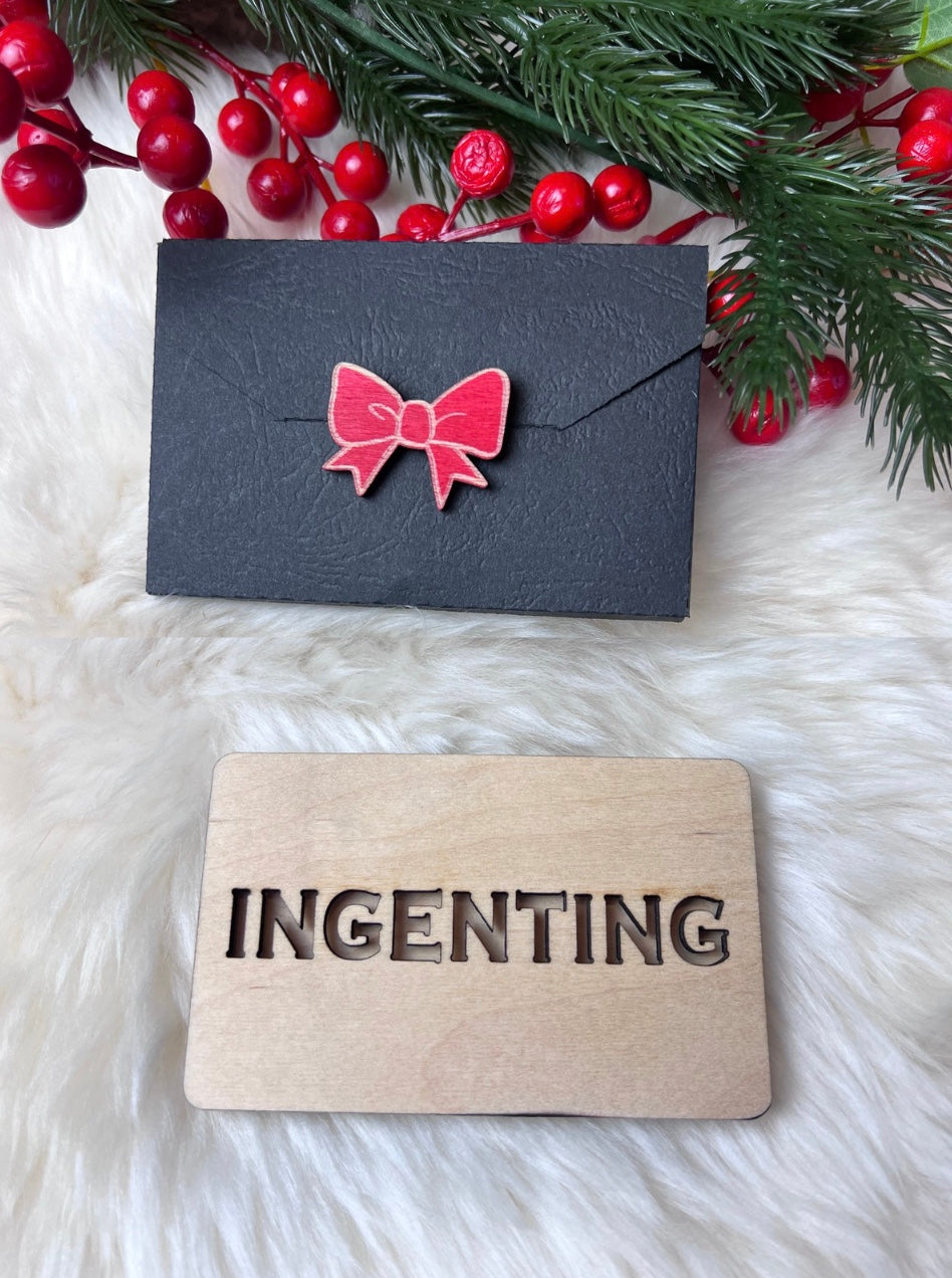 Håndlaget tre-etui for gavekort eller kontant INGENTING KK FAMILY ART