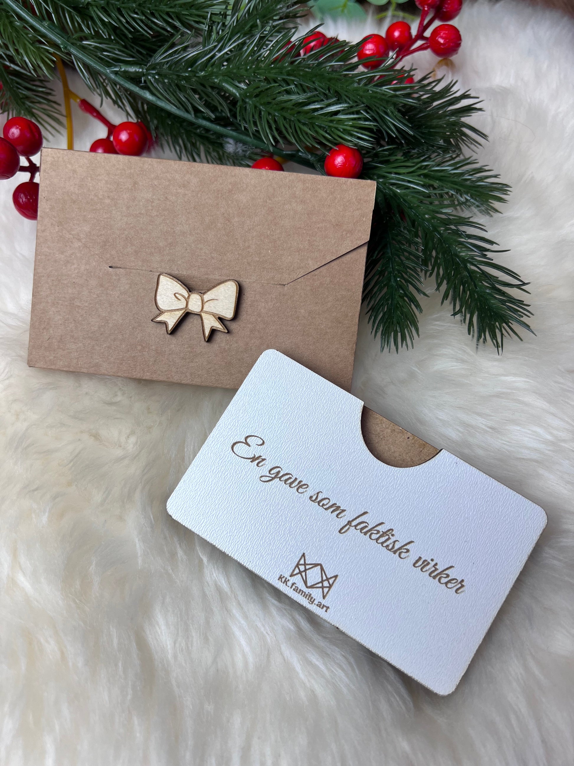 Håndlaget tre-etui for gavekort eller kontant GOD JUL KK FAMILY ART