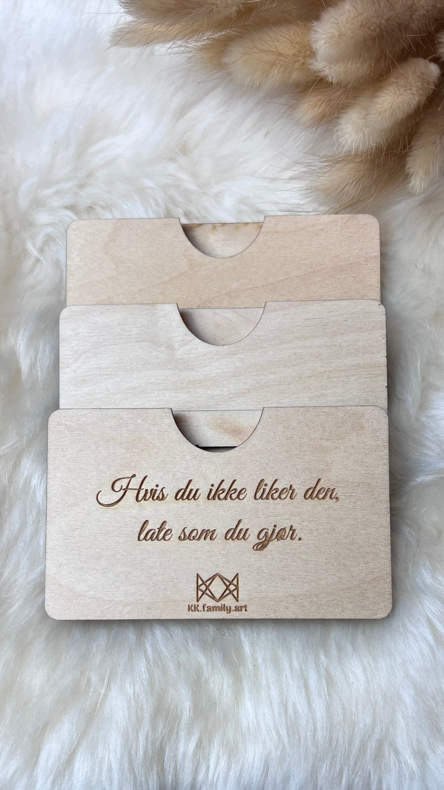Håndlaget tre-etui for gavekort eller kontant VET IKKE KK FAMILY ART