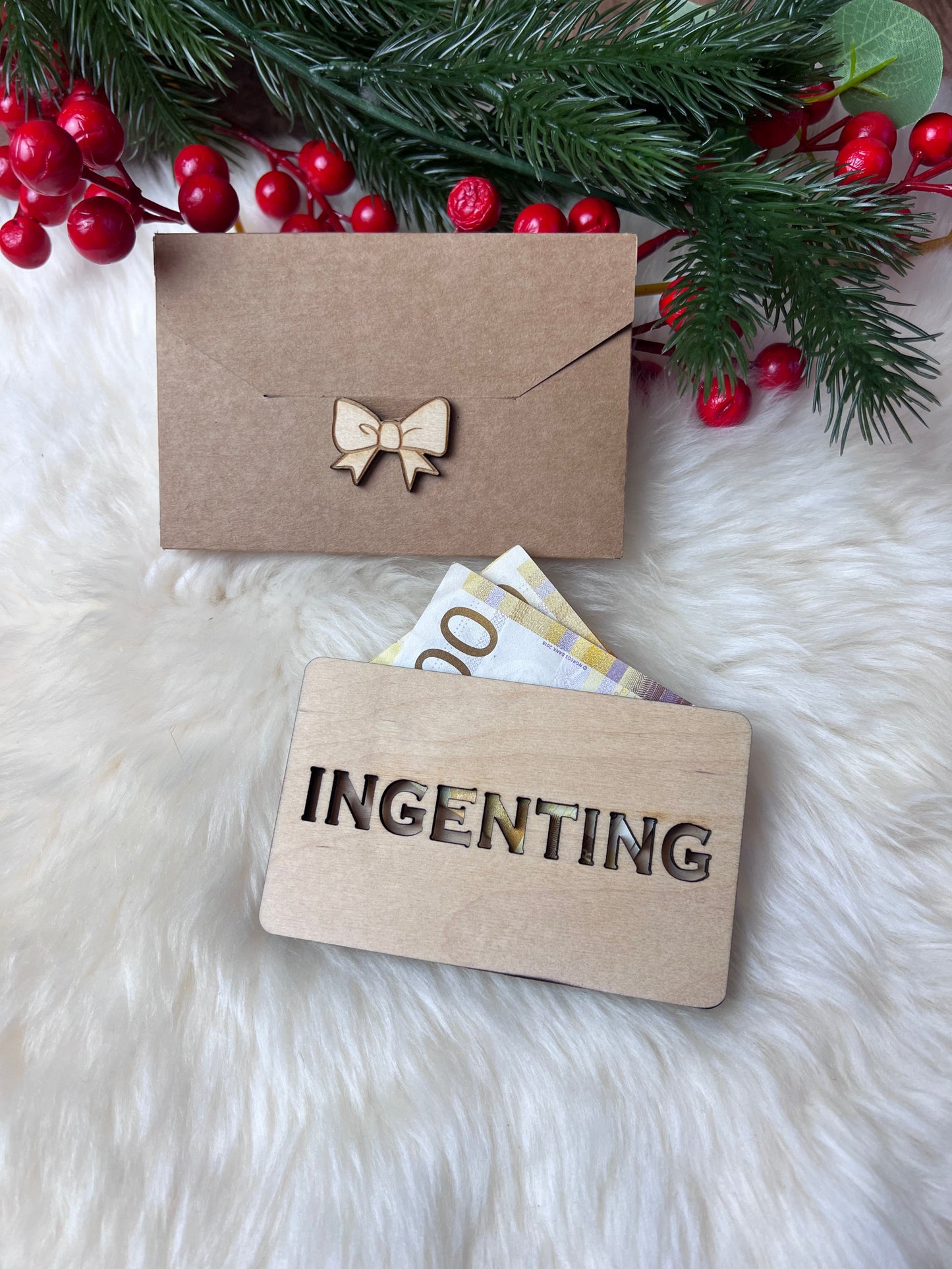 Håndlaget tre-etui for gavekort eller kontant INGENTING KK FAMILY ART