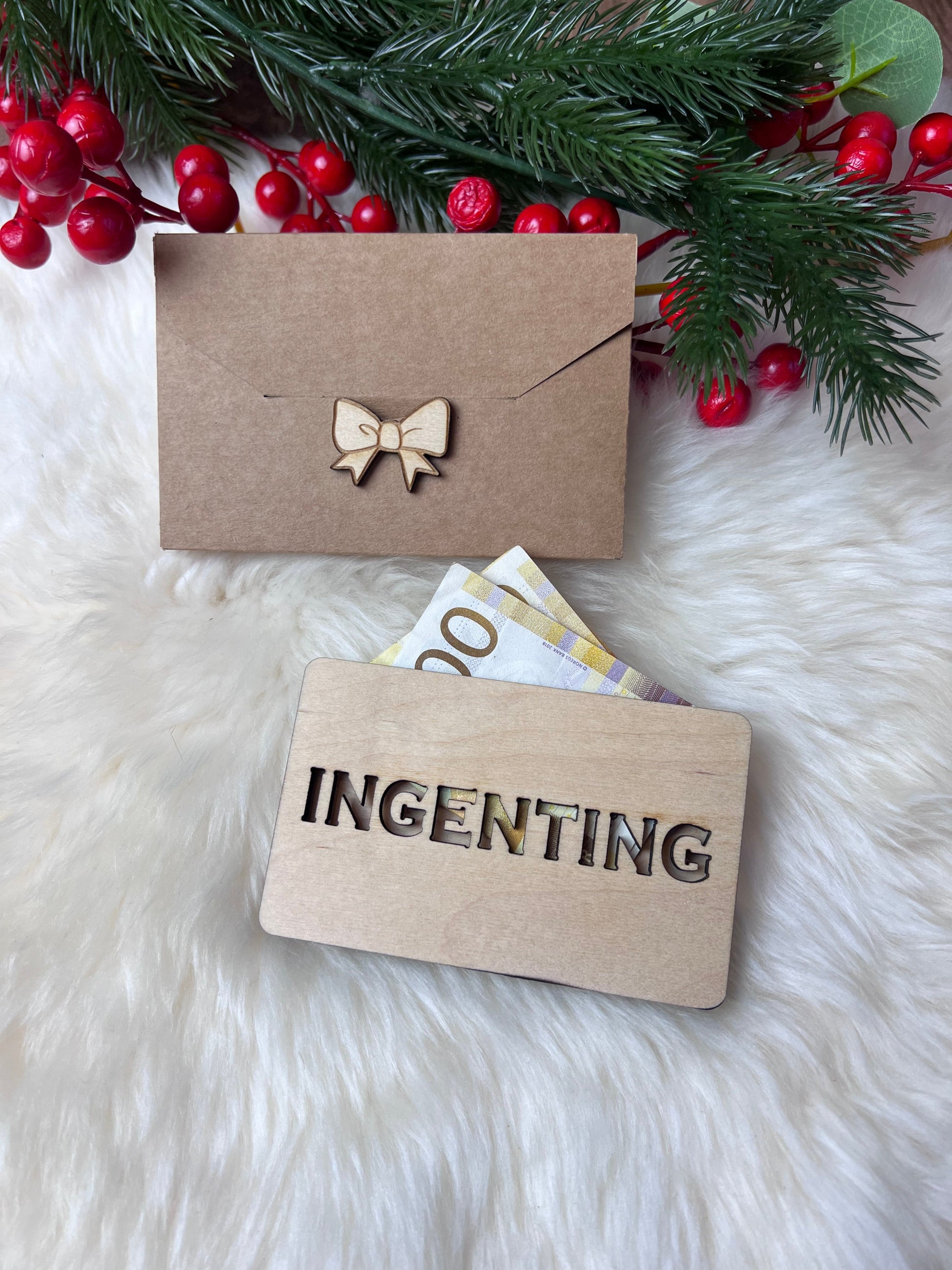 Håndlaget tre-etui for gavekort eller kontant INGENTING KK FAMILY ART