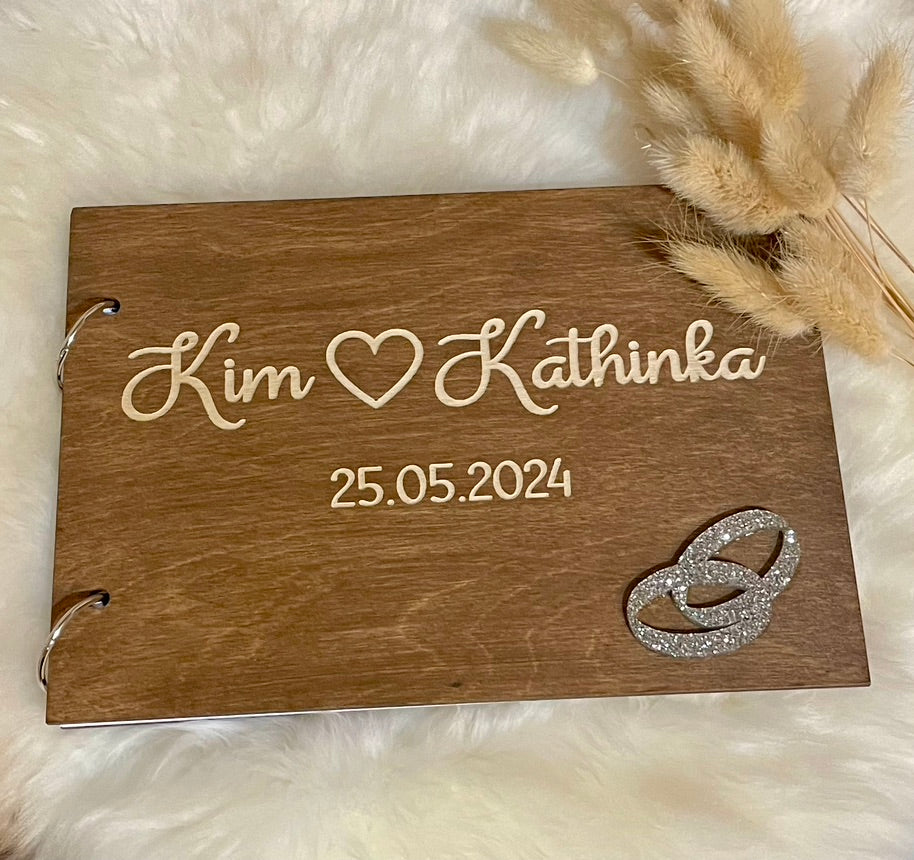 Gjestebok med glitter hjerter/ringer
