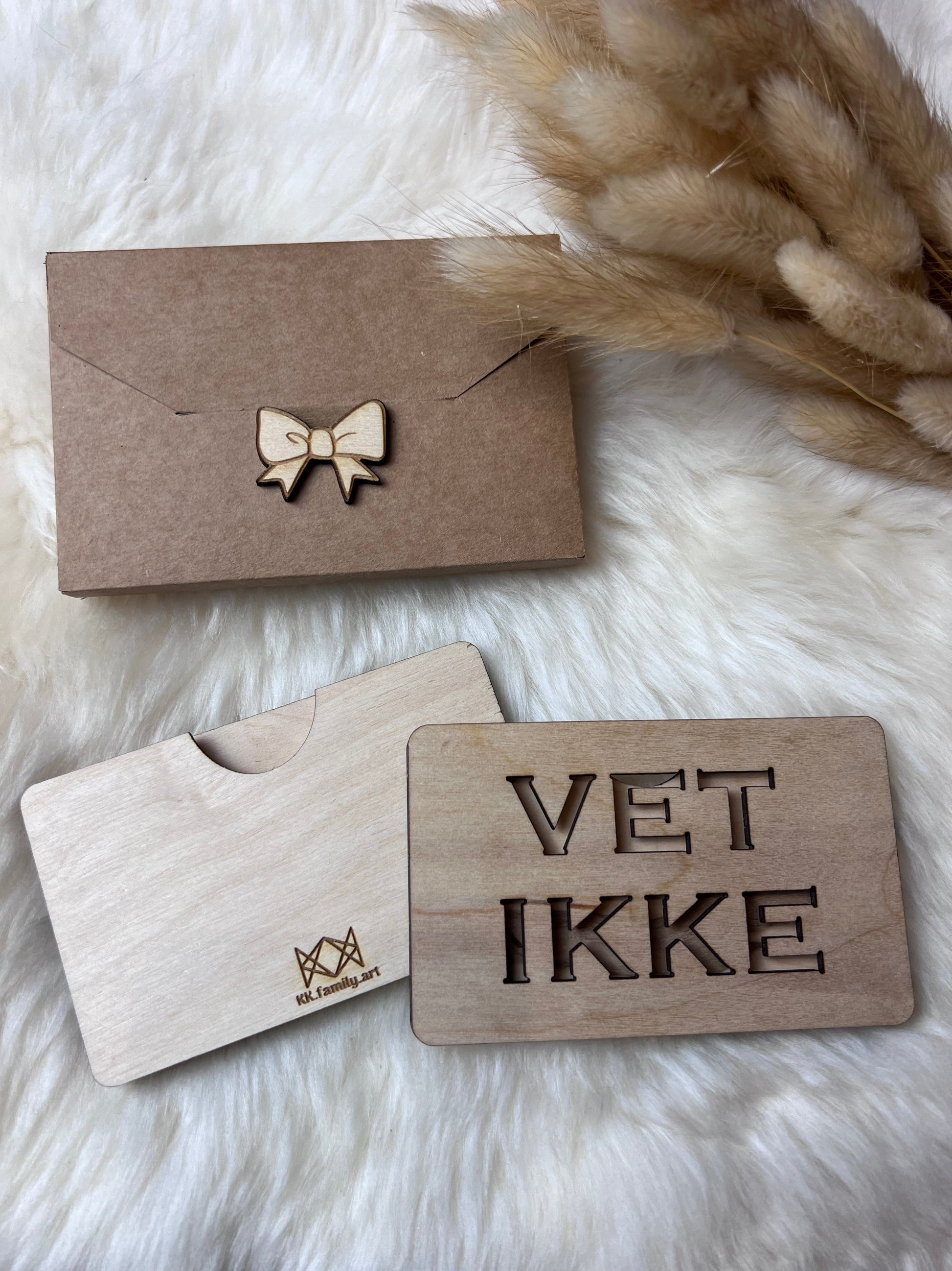 Håndlaget tre-etui for gavekort eller kontant VET IKKE KK FAMILY ART