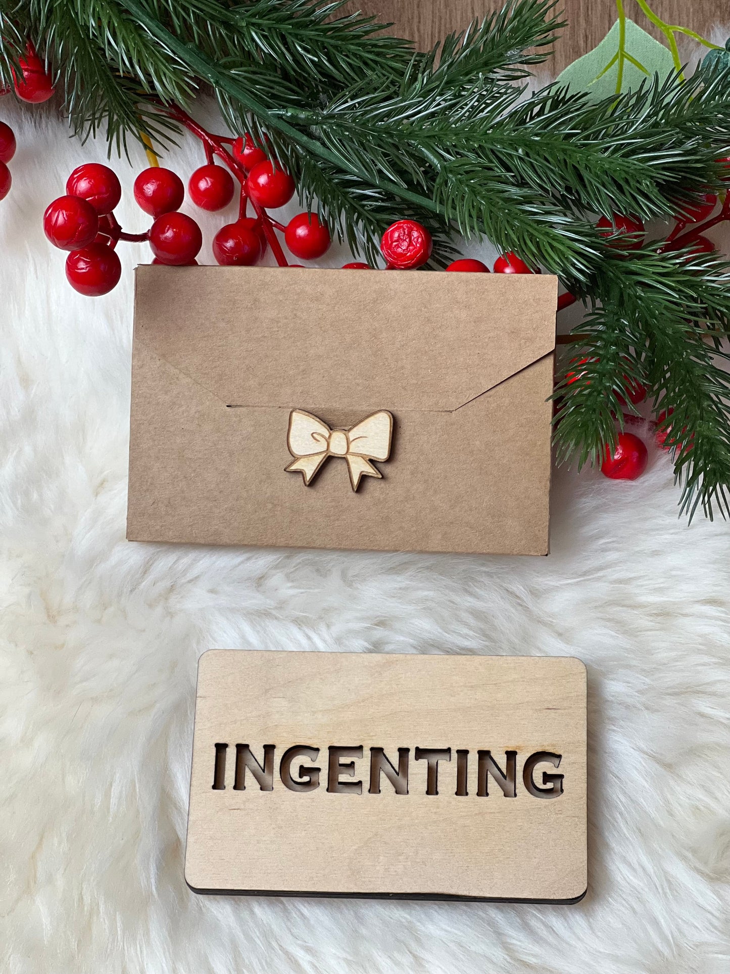 Håndlaget tre-etui for gavekort eller kontant INGENTING KK FAMILY ART