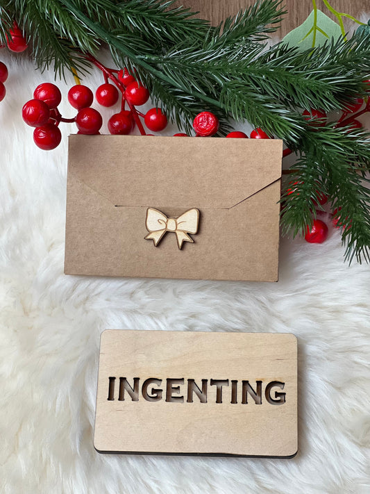 Håndlaget tre-etui for gavekort eller kontant INGENTING KK FAMILY ART