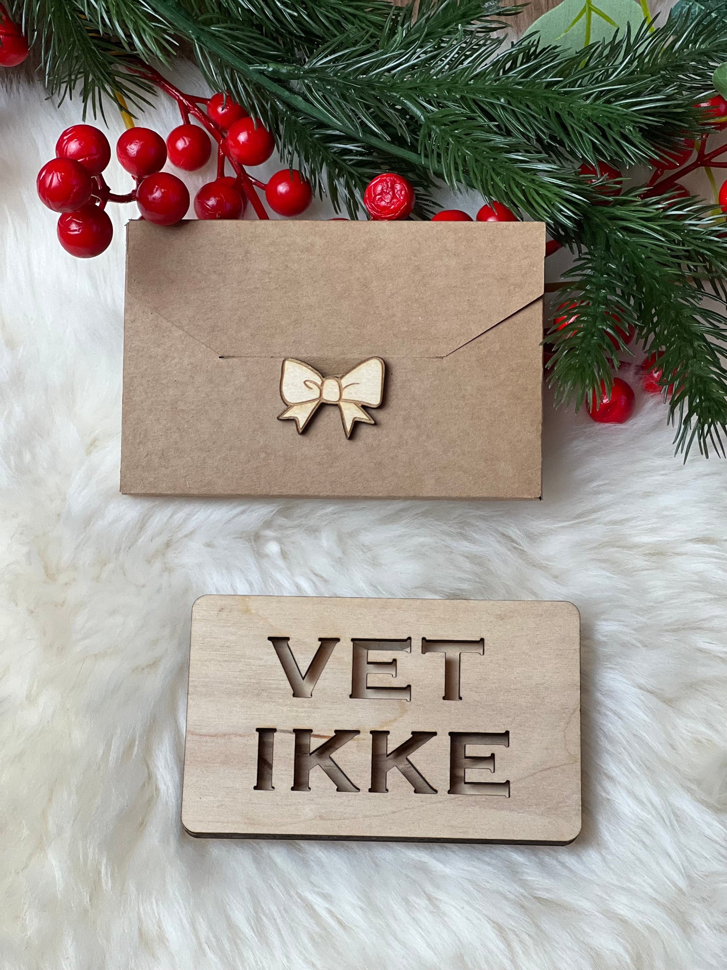 Håndlaget tre-etui for gavekort eller kontant VET IKKE KK FAMILY ART