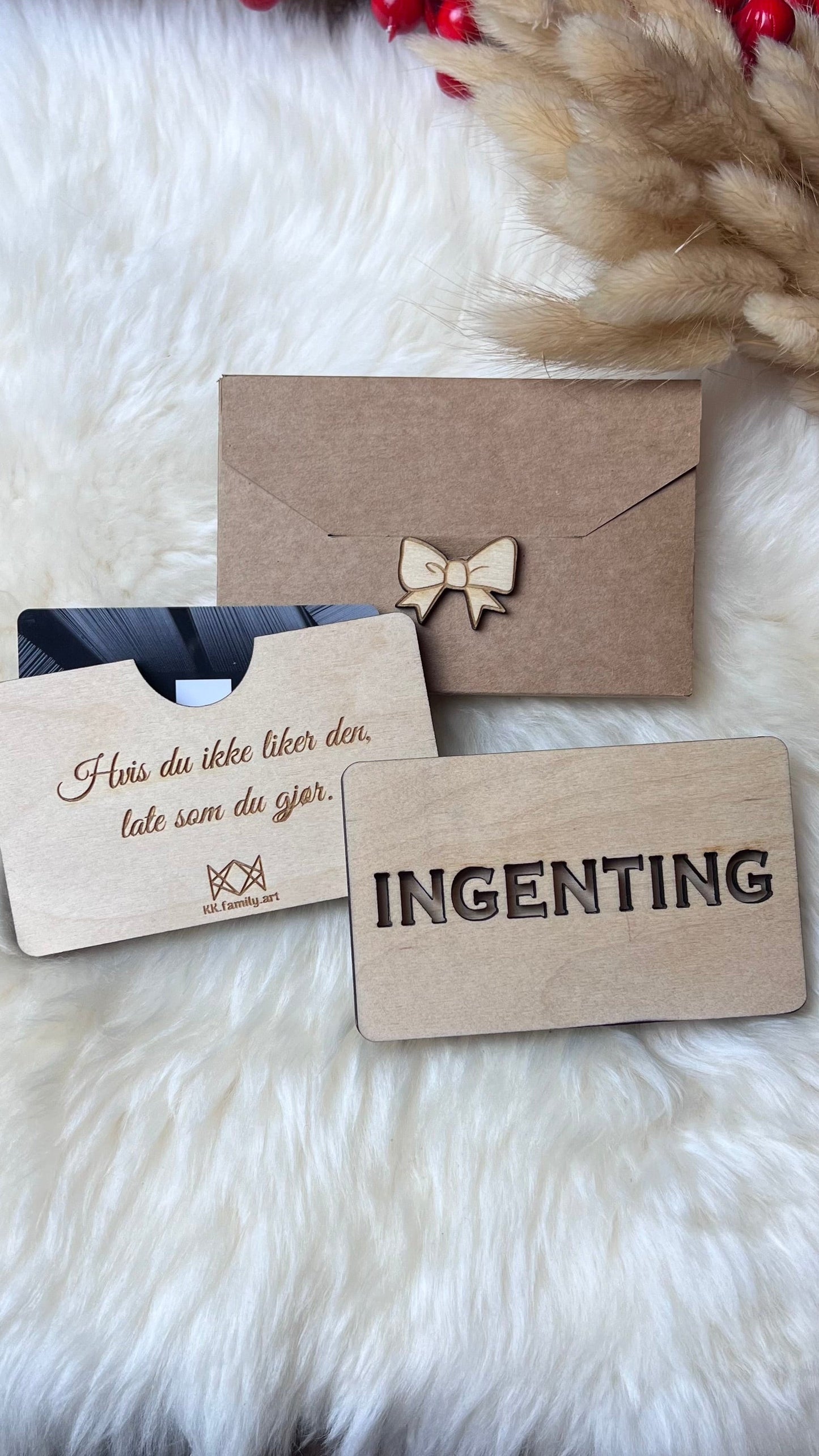 Håndlaget tre-etui for gavekort eller kontant INGENTING KK FAMILY ART