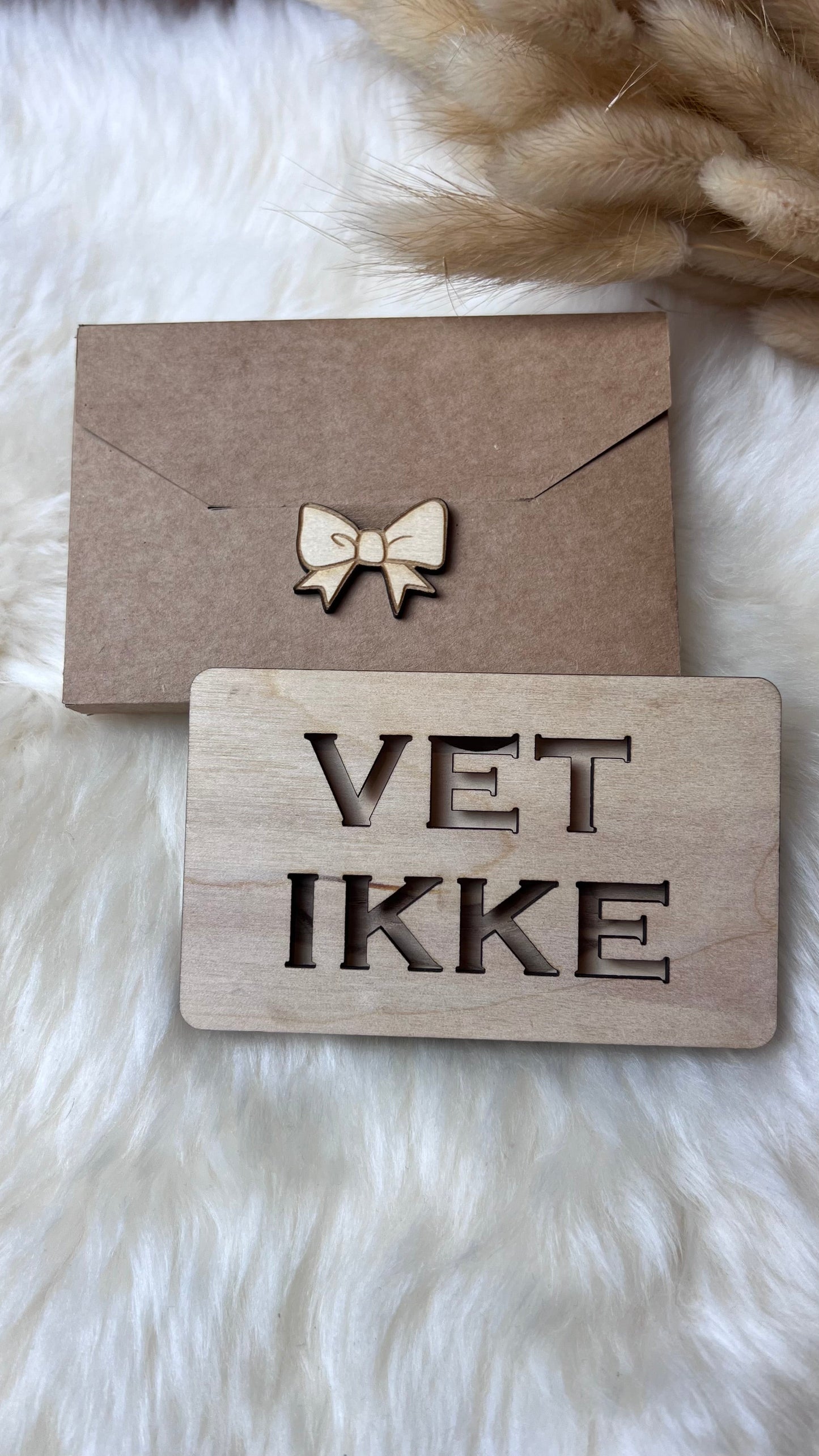 Håndlaget tre-etui for gavekort eller kontant VET IKKE KK FAMILY ART