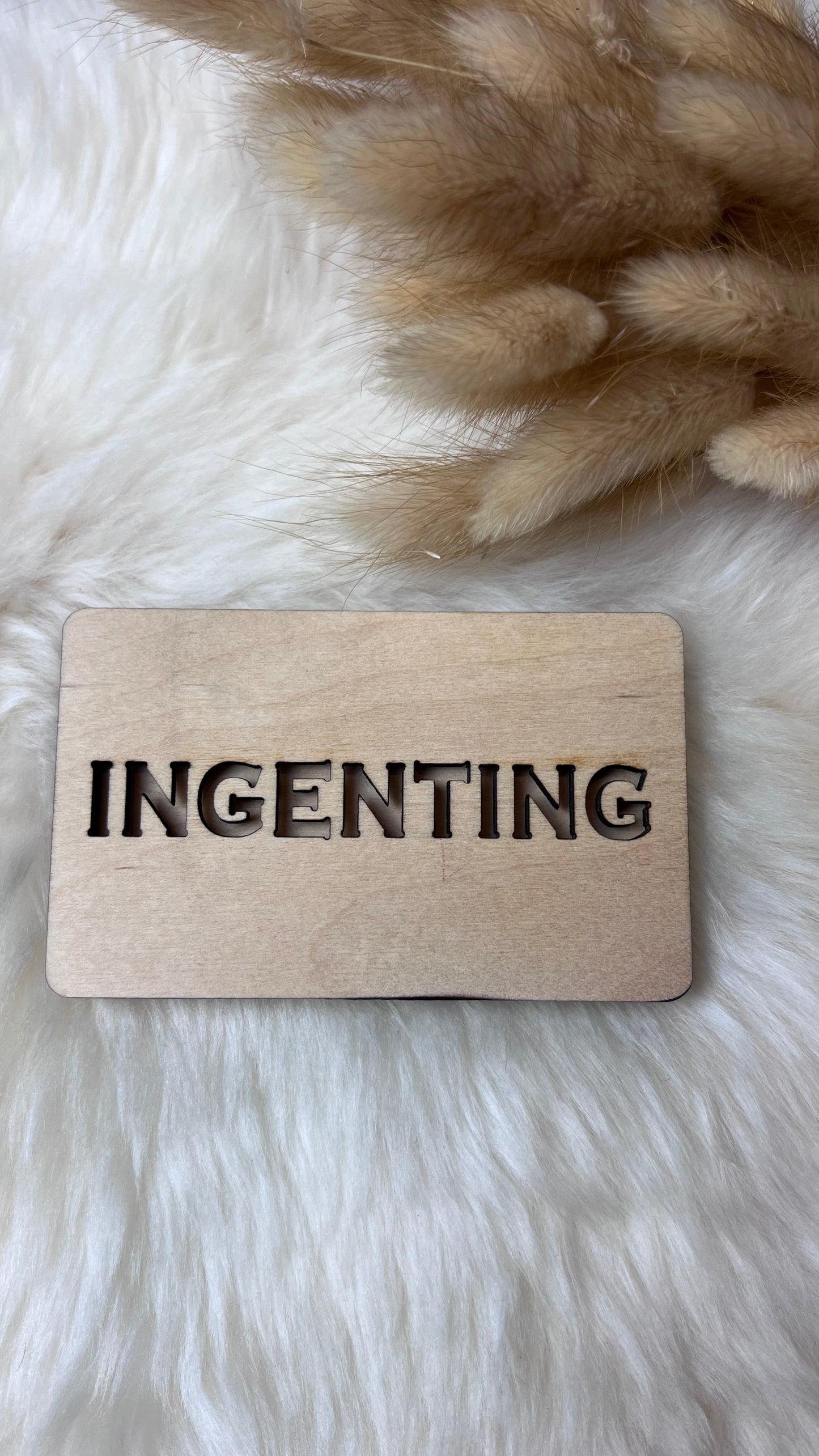 Håndlaget tre-etui for gavekort eller kontant INGENTING KK FAMILY ART