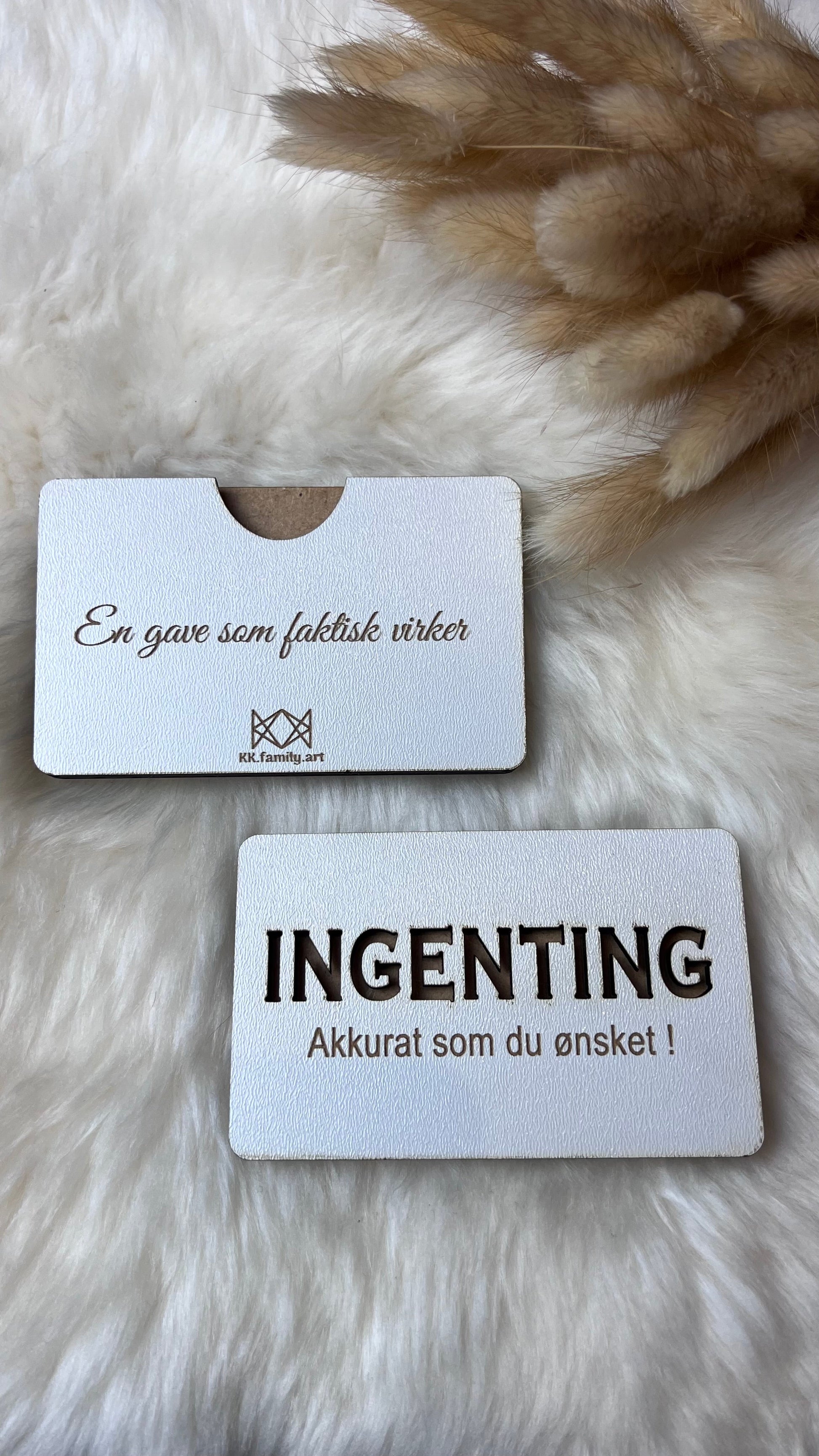 Håndlaget tre-etui for gavekort eller kontant INGENTING KK FAMILY ART