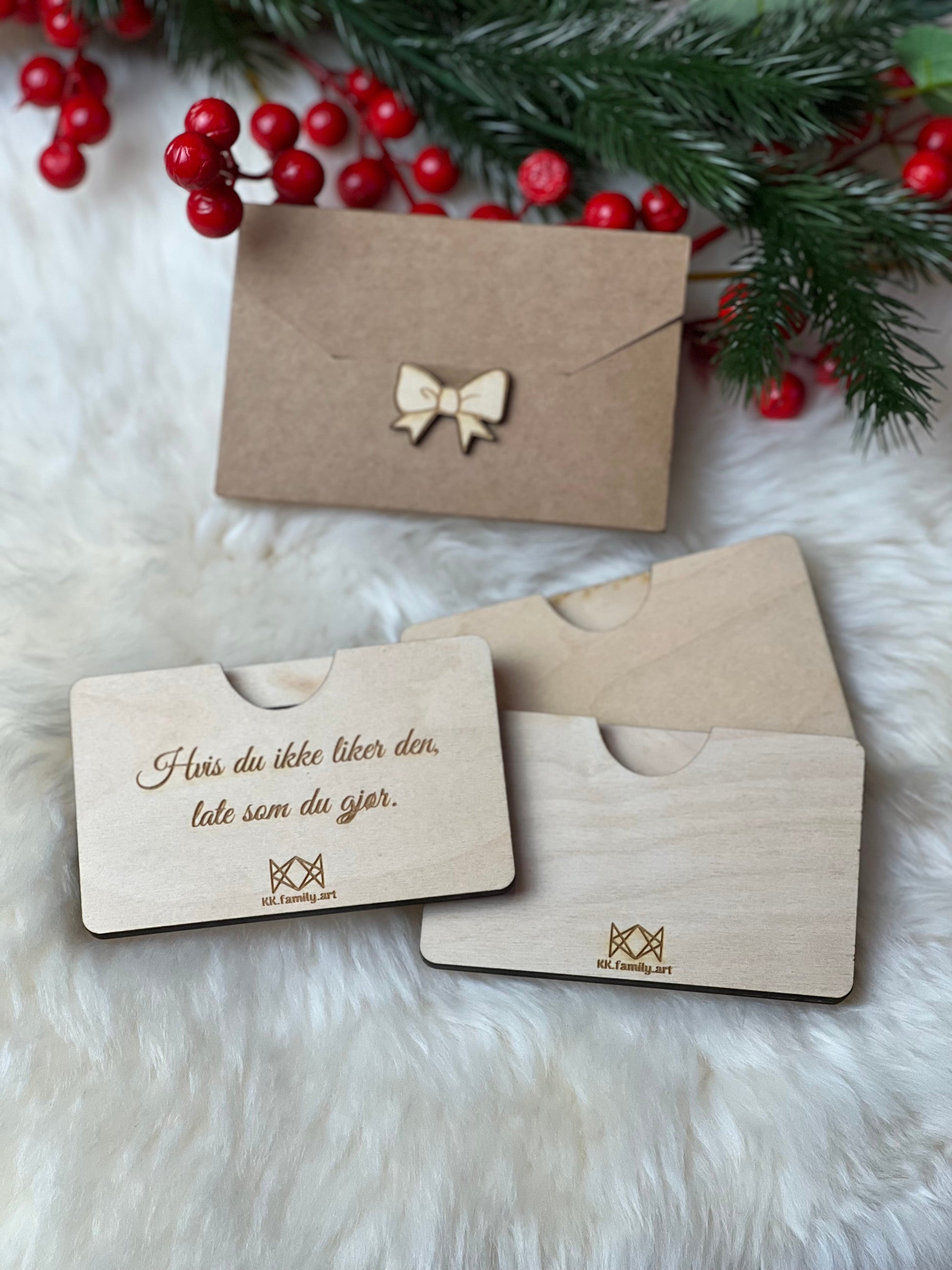 Håndlaget tre-etui for gavekort eller kontant GOD JUL KK FAMILY ART