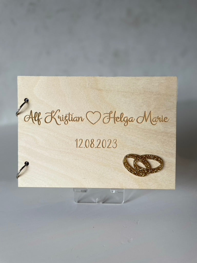 Gjestebok med glitter hjerter/ringer