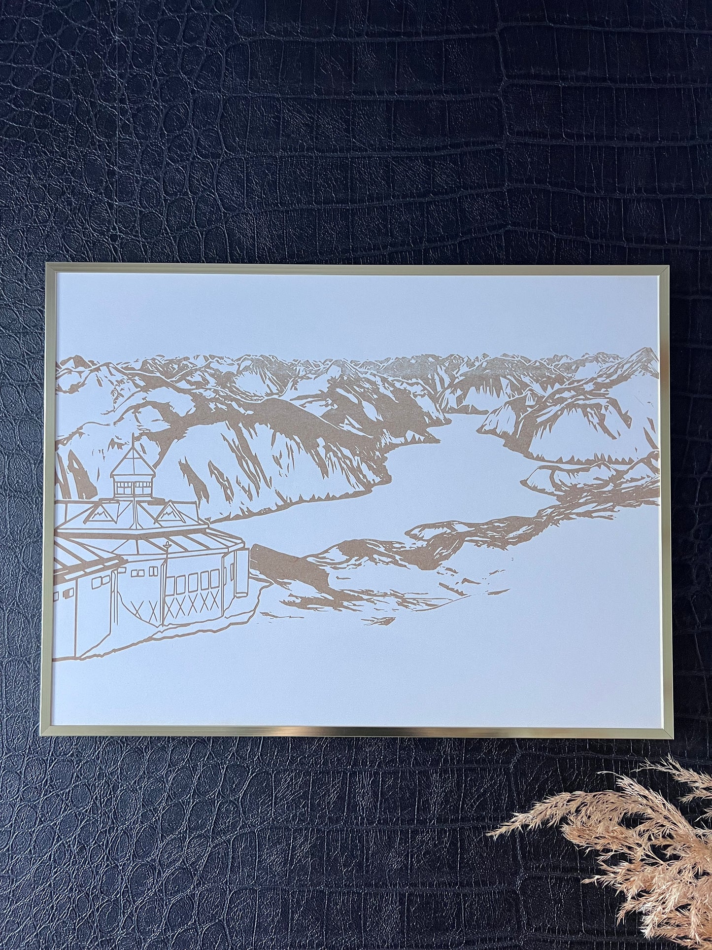 Trebilde 40×30 cm med lasergravert motiv av Paviljong Roalden på Strandafjellet og panoramautsikt mot Geirangerfjorden.