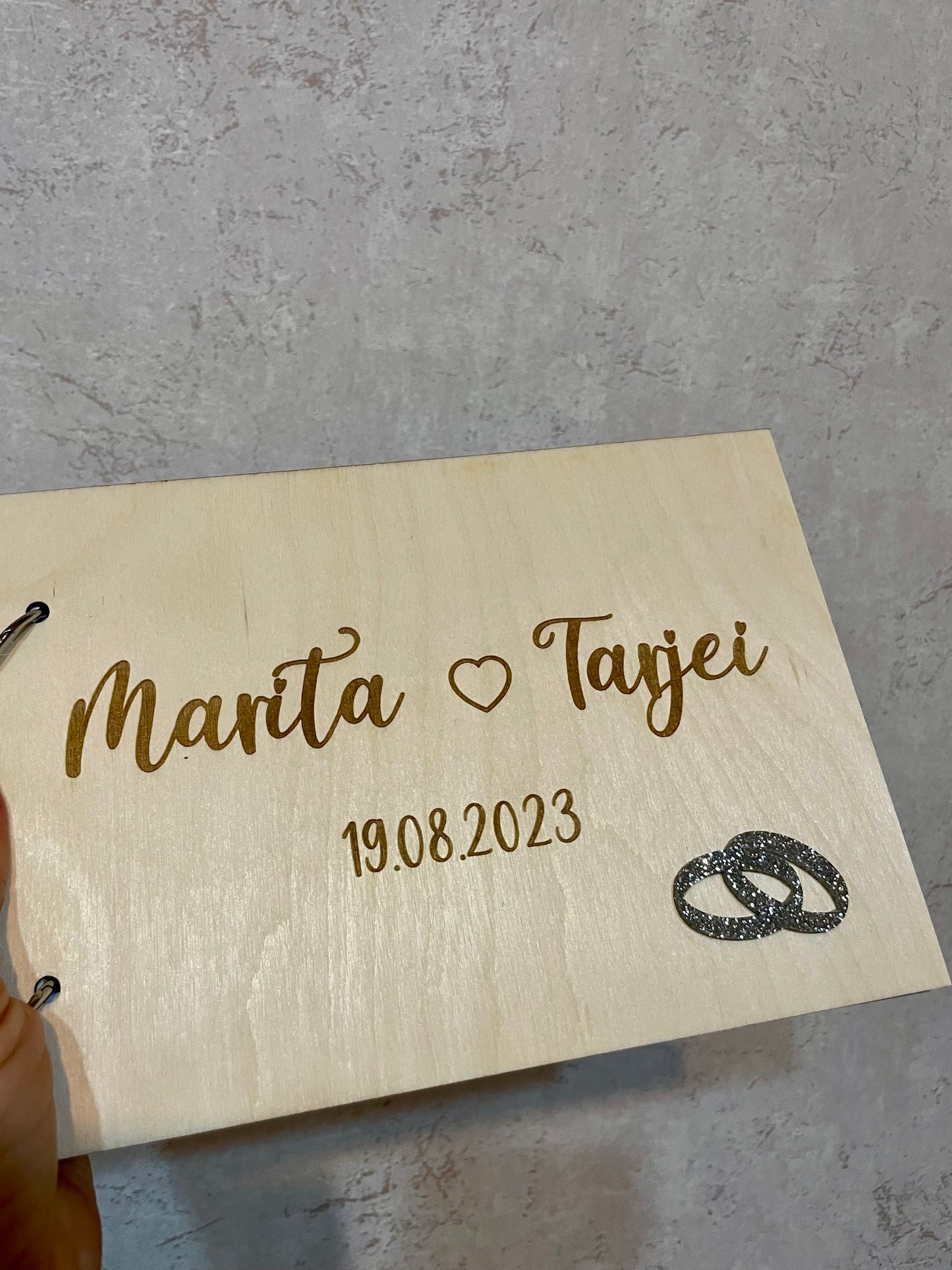 Gjestebok med glitter hjerter/ringer