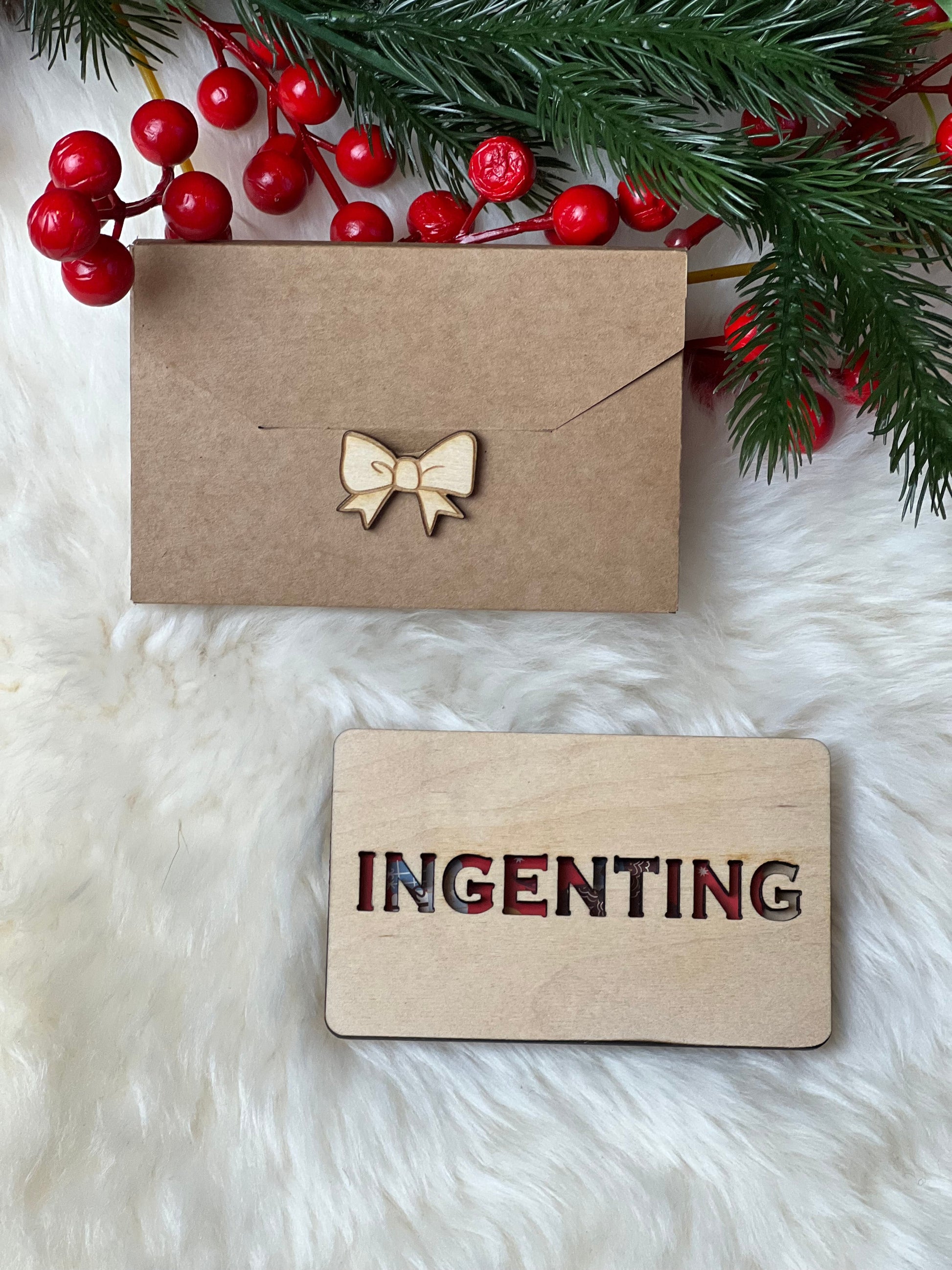 Håndlaget tre-etui for gavekort eller kontant INGENTING KK FAMILY ART