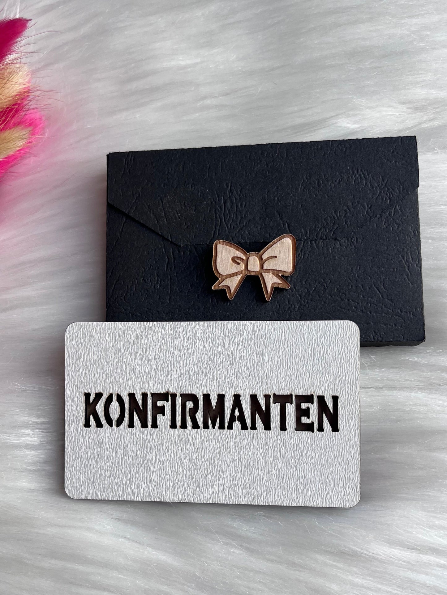 Håndlaget tre-etui KONFIRMANTEN med svart lær og gullbue