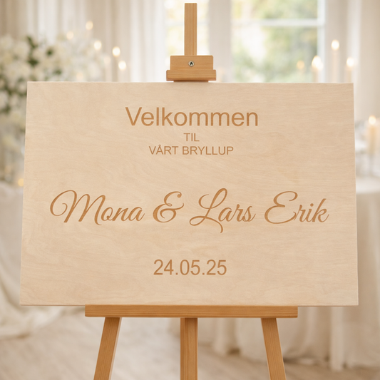 Elegant velkomstskilt til bryllup i tre med dekorativ skrifttype, navn og dato. Personlig bryllupsskilt med lasergravering og tidløst design.
