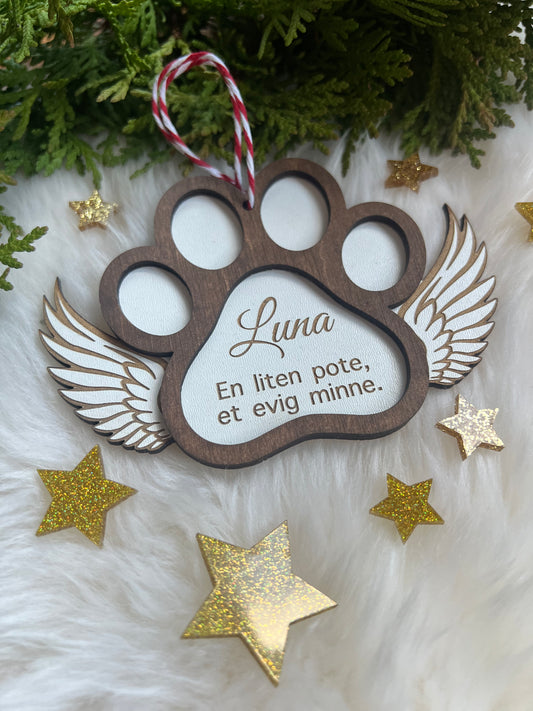 Poteformet minnesornament med englevinger og gravert tekst for kjæledyr.