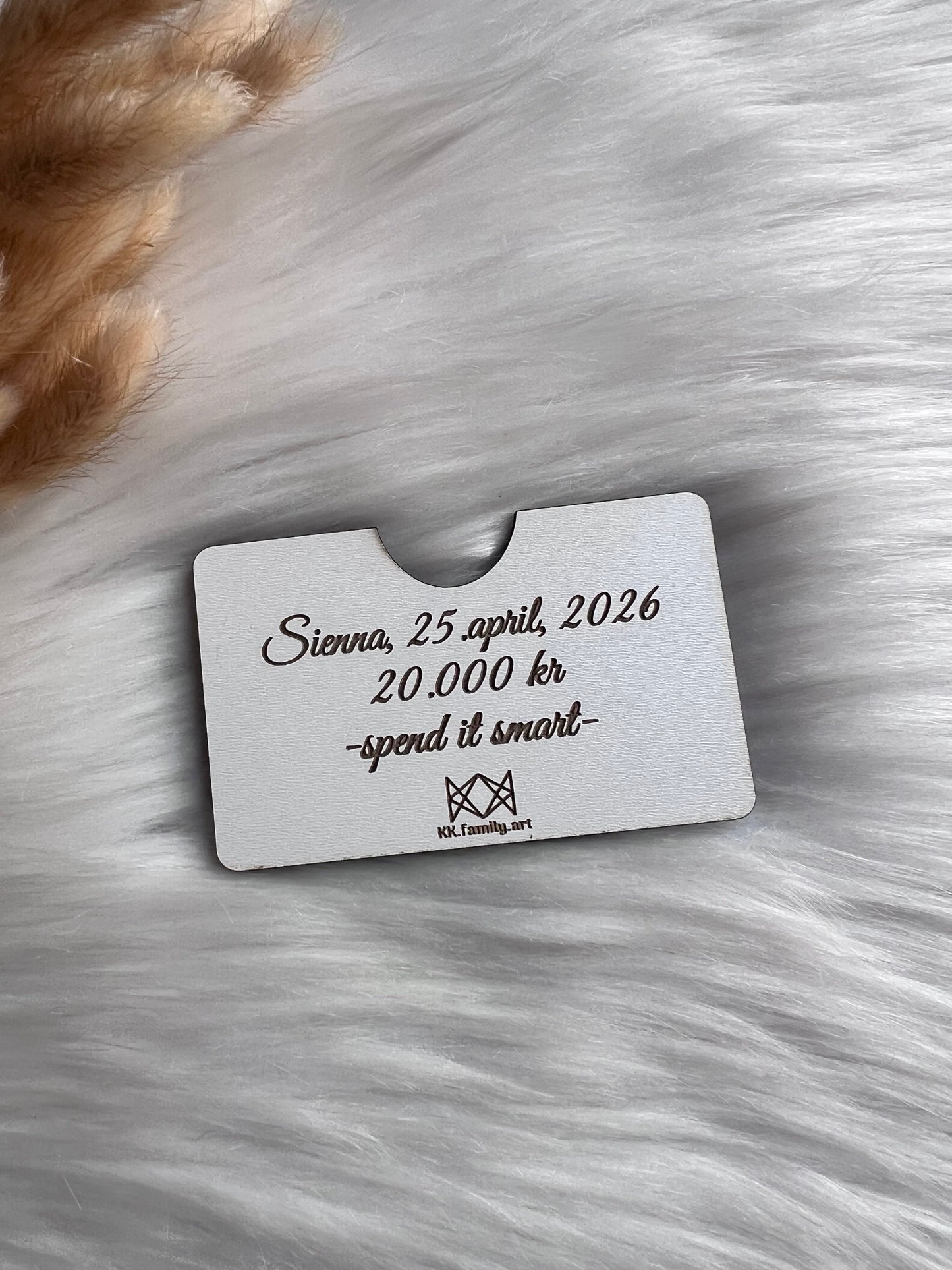 Sølv gavekort med svart tekst i håndlaget treetui KONFIRMANTEN
