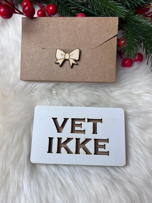 Håndlaget tre-etui for gavekort eller kontant VET IKKE KK FAMILY ART